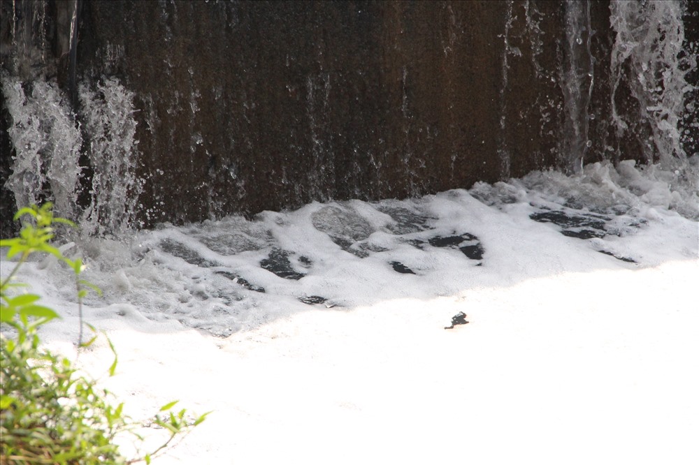 Nước kênh đen sì bốc mùi nồng nặc, nổi bọt trắng như bông tuyết