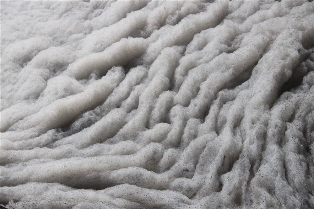 Nước kênh đen sì bốc mùi nồng nặc, nổi bọt trắng như bông tuyết