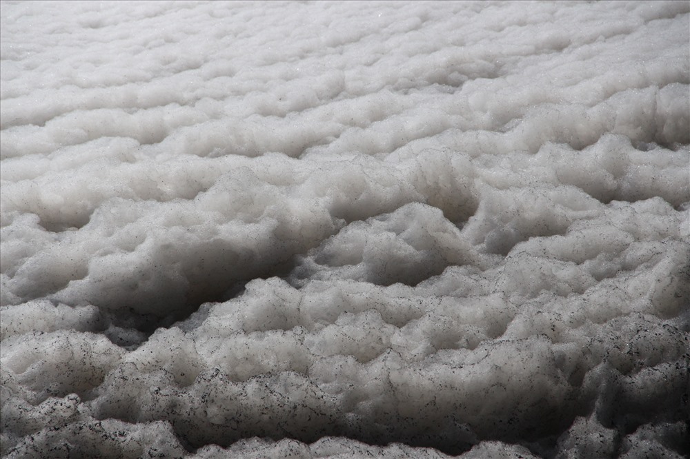 Nước kênh đen sì bốc mùi nồng nặc, nổi bọt trắng như bông tuyết