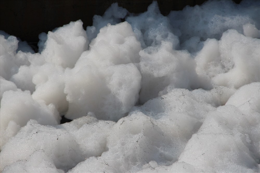 Nước kênh đen sì bốc mùi nồng nặc, nổi bọt trắng như bông tuyết