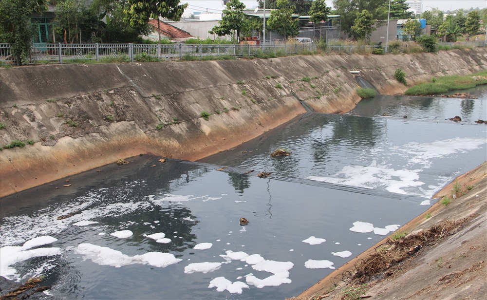 Nước kênh đen sì bốc mùi nồng nặc, nổi bọt trắng như bông tuyết