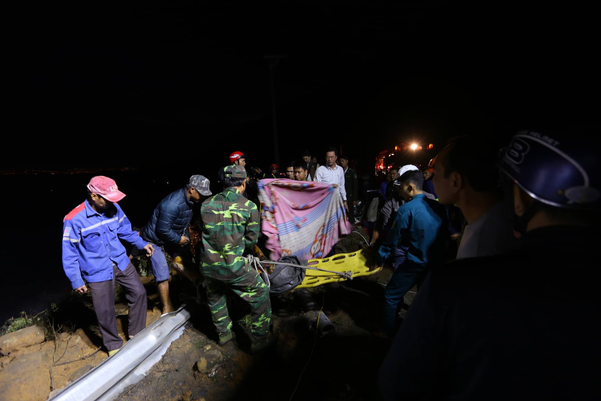 Xe bồn chở xăng mất phanh lao xuống đèo Hải Vân bốc cháy dữ dội, nam tài xế tử nạn