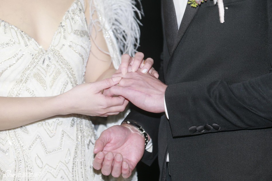 Đám cưới hoành tráng của Chung Hân Đồng: Ông trùm showbiz Hong Kong, con gái tài phiệt Macau cùng dàn sao hạng A tề tựu đông đủ