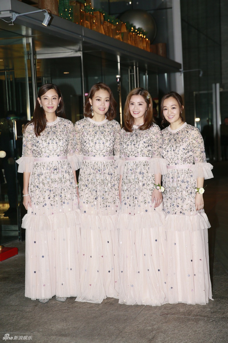 Đám cưới hoành tráng của Chung Hân Đồng: Ông trùm showbiz Hong Kong, con gái tài phiệt Macau cùng dàn sao hạng A tề tựu đông đủ