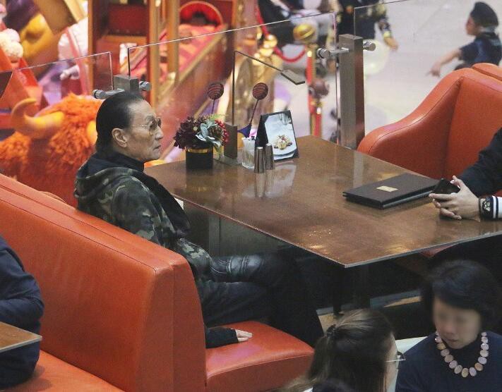 Bố Tạ Đình Phong quay lại với mối tình ông - cháu kém 49 tuổi sau 1 thời gian chia tay?