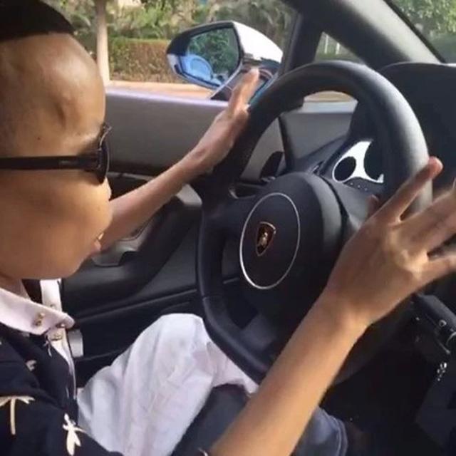 Sau thời gian dài chữa bệnh, đại gia xấu xí Trần Sơn trở lại với vẻ bảnh bao khác lạ Sau thời gian dài chữa bệnh, đại gia xấu xí Trần Sơn trở lại với vẻ bảnh bao khác lạ