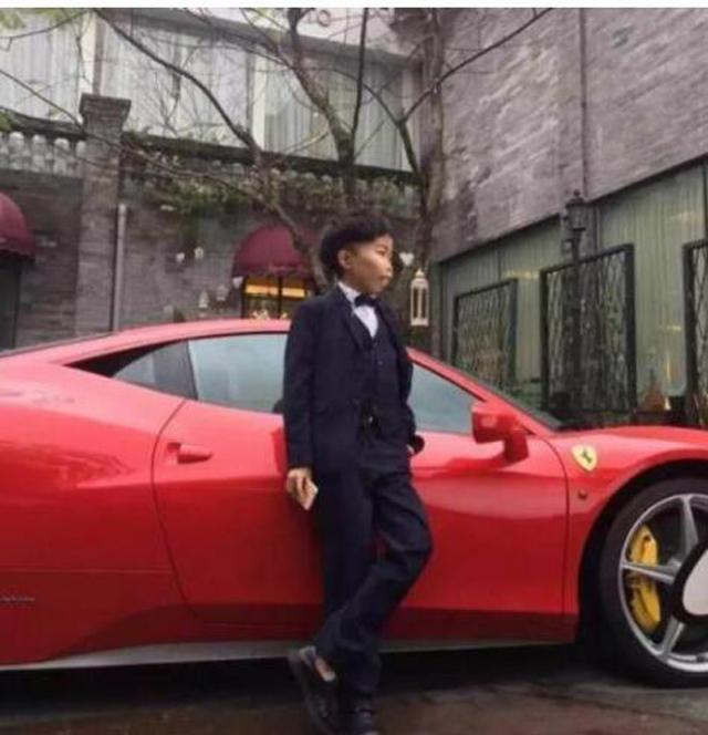 Sau thời gian dài chữa bệnh, đại gia xấu xí Trần Sơn trở lại với vẻ bảnh bao khác lạ