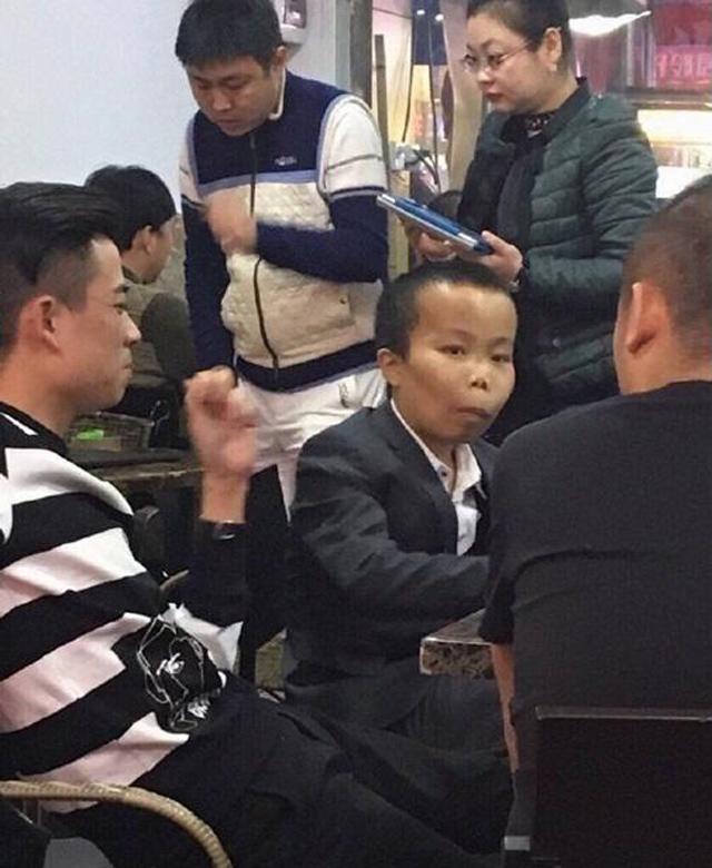 Sau thời gian dài chữa bệnh, đại gia xấu xí Trần Sơn trở lại với vẻ bảnh bao khác lạ