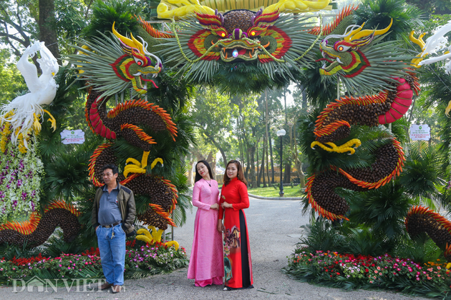 Triển lãm hoa, cây cảnh trăm triệu thu hút người dân Hà Nội