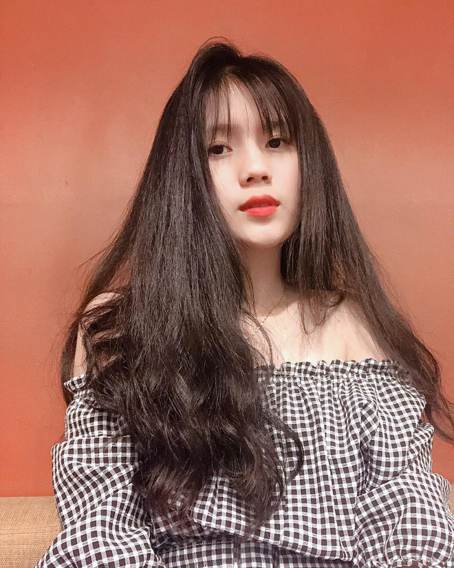 Bạn gái 10X xinh xắn, yêu 2 năm của hậu vệ Nguyễn Thành Chung