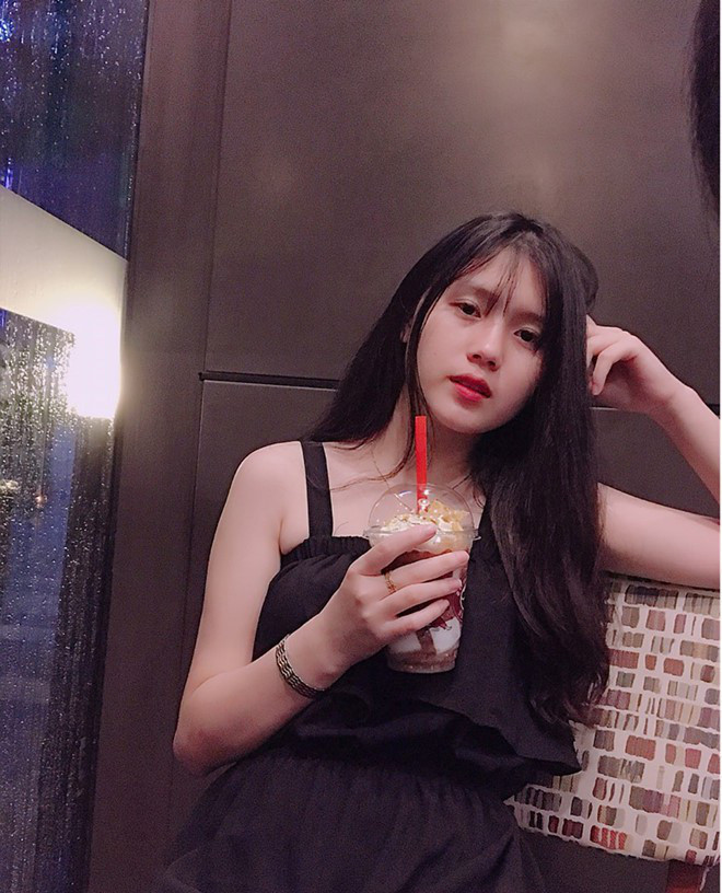 Bạn gái 10X xinh xắn, yêu 2 năm của hậu vệ Nguyễn Thành Chung