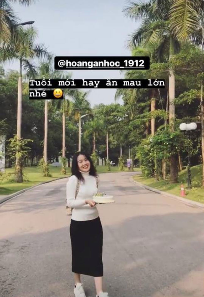 Văn Hậu rạng rỡ cùng bạn gái xinh đẹp đón sinh nhật trước khi hội quân