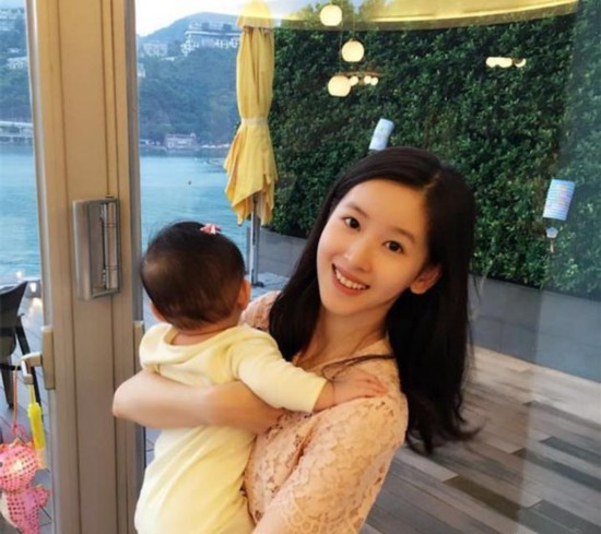 Vừa sinh con được 1 tháng bị chồng đánh, mẹ chồng khoanh tay đứng nhìn và bồi thêm 1 câu khiến ai nấy phẫn nộ