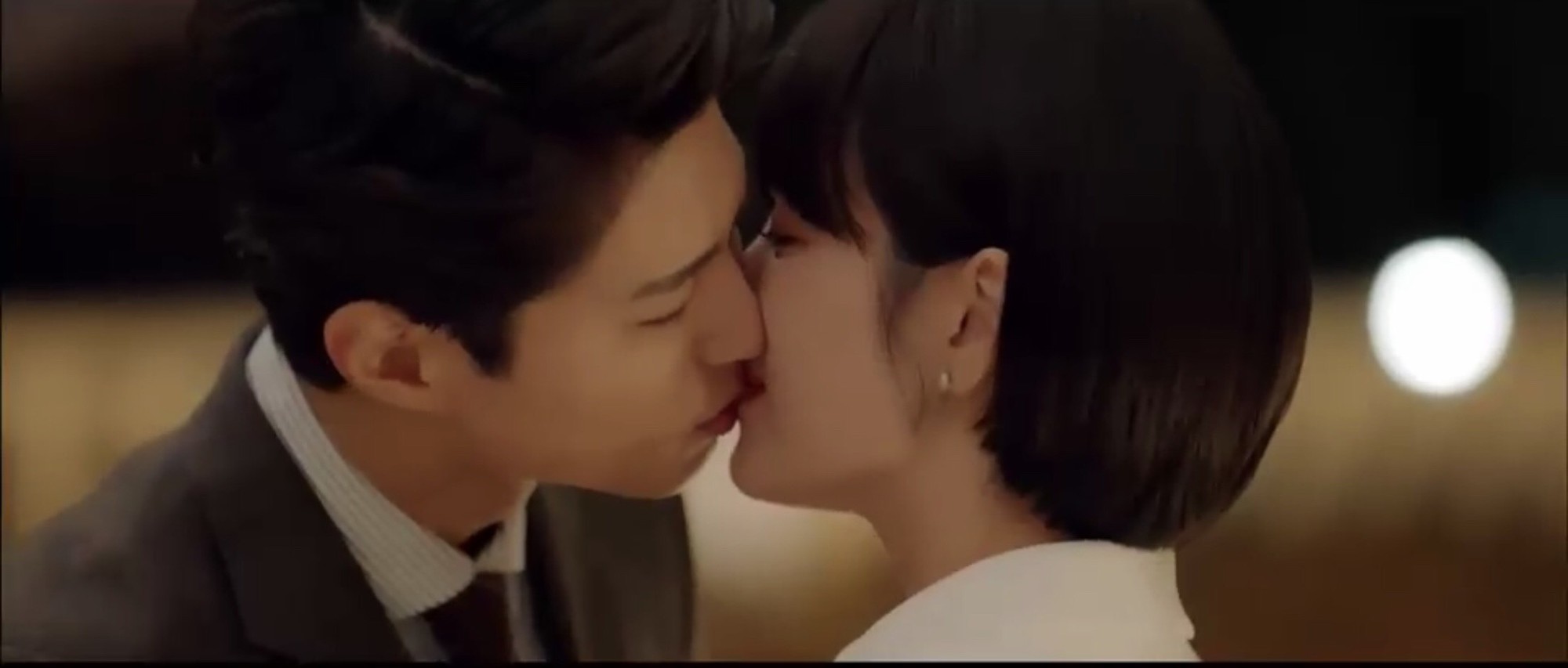 Nụ hôn nồng cháy của Song Hye Kyo và Park Bo Gum khiến rating Encounter tăng mạnh