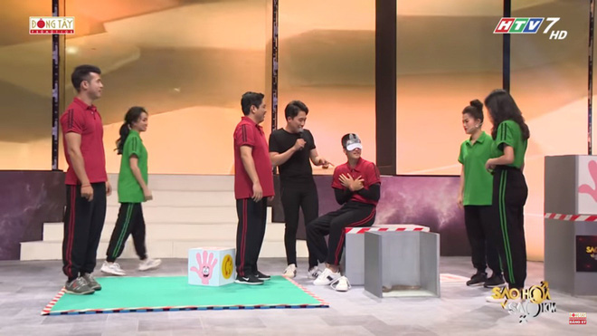 Công Vinh quá nữ tính trước Thủy Tiên, khiến Trấn Thành liền ném tung cuốn sổ Công Vinh quá nữ tính trước Thủy Tiên, khiến Trấn Thành liền ném tung cuốn sổ