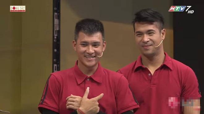 Công Vinh quá nữ tính trước Thủy Tiên, khiến Trấn Thành liền ném tung cuốn sổ Công Vinh quá nữ tính trước Thủy Tiên, khiến Trấn Thành liền ném tung cuốn sổ