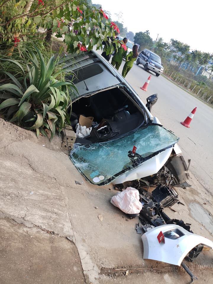 Ô tô tránh xe đi ngược chiều, lao xuống cống, 4 người bị thương