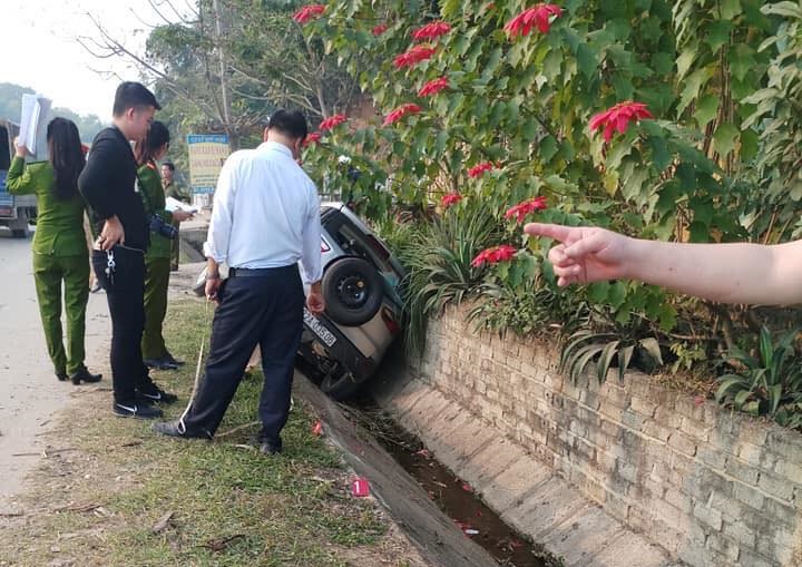 Ô tô tránh xe đi ngược chiều, lao xuống cống, 4 người bị thương