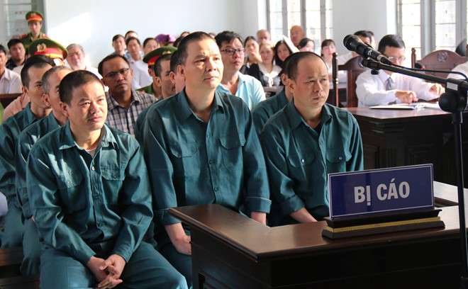 Trùm đường dây buôn lậu xăng dầu 2.000 tỷ lĩnh 10 năm tù