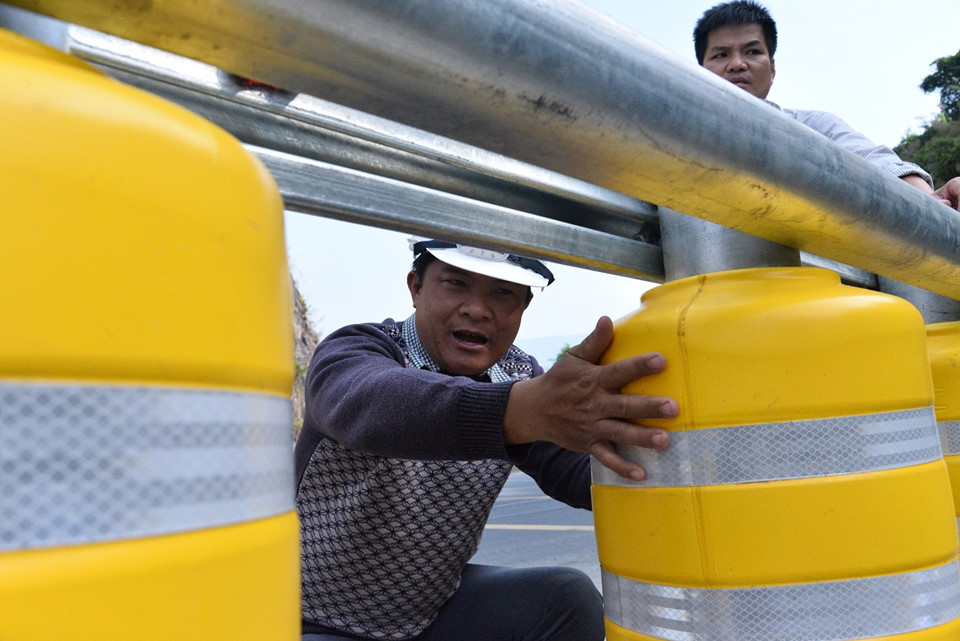 Video - Ảnh: Điểm đen dốc Cun được lắp rào chắn công nghệ bánh xoay của Hàn Quốc