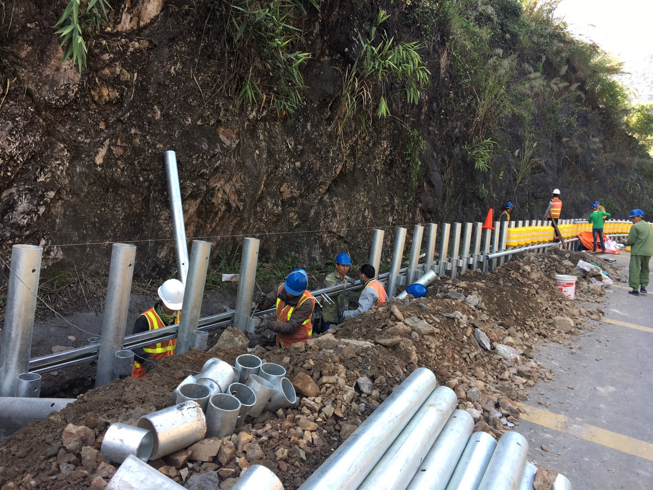 Video - Ảnh: Điểm đen dốc Cun được lắp rào chắn công nghệ bánh xoay của Hàn Quốc