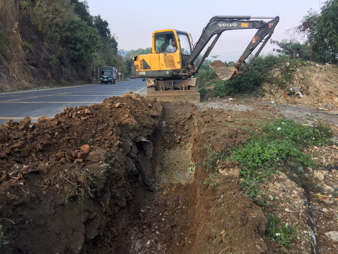 Video - Ảnh: Điểm đen dốc Cun được lắp rào chắn công nghệ bánh xoay của Hàn Quốc
