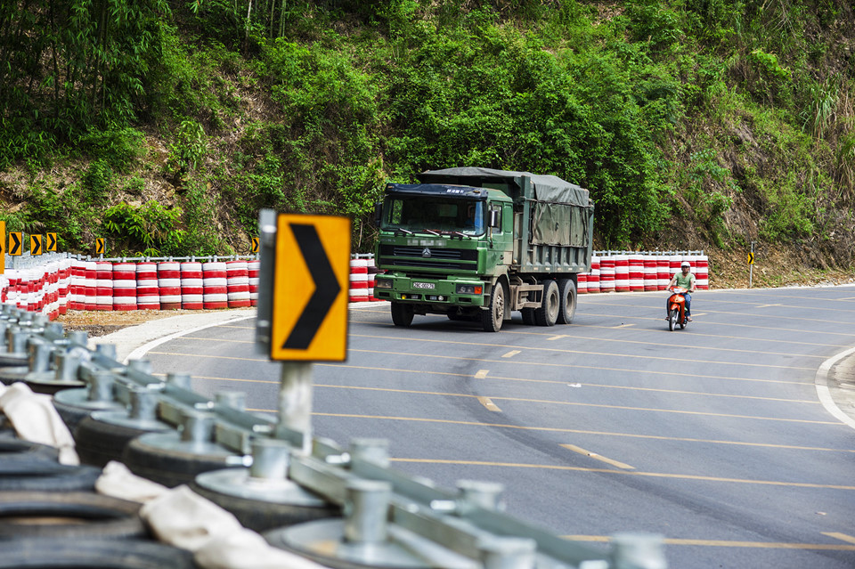 Video - Ảnh: Điểm đen dốc Cun được lắp rào chắn công nghệ bánh xoay của Hàn Quốc