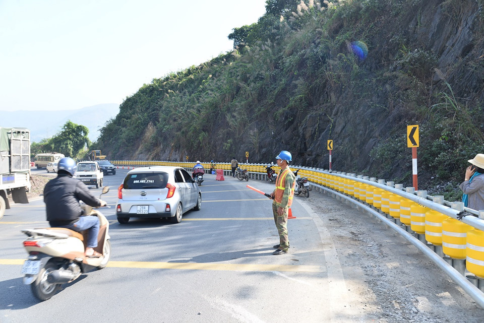 Video - Ảnh: Điểm đen dốc Cun được lắp rào chắn công nghệ bánh xoay của Hàn Quốc