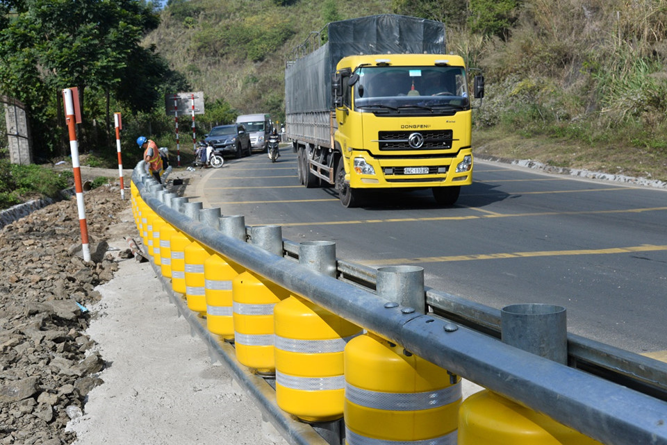 Video - Ảnh: Điểm đen dốc Cun được lắp rào chắn công nghệ bánh xoay của Hàn Quốc