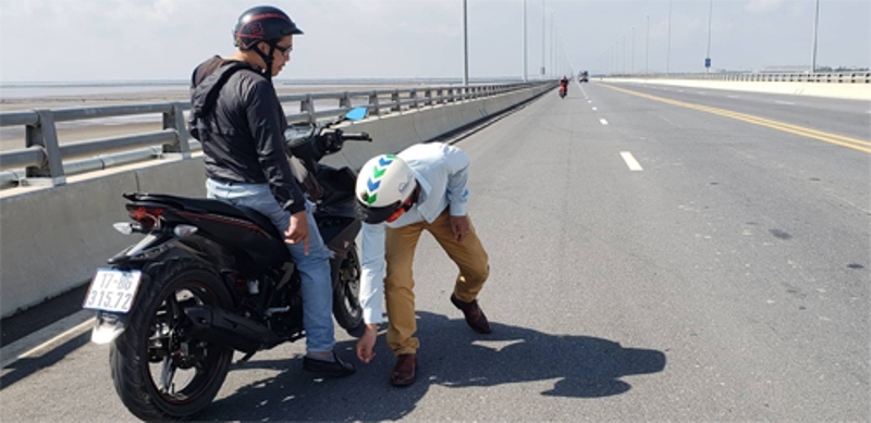 Kẻ rải đinh trên cầu vượt biển Tân Vũ - Lạch Huyện là thợ sửa xe