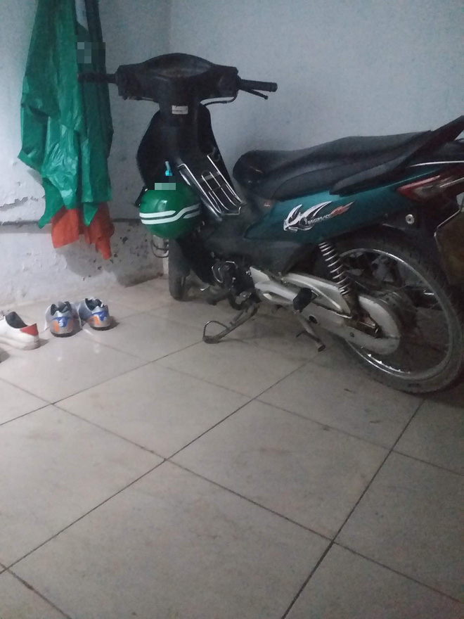 Không may tông trúng chiếc Mercedes mới coóng, tài xế xe ôm sợ đến mức tim nhảy ra ngoài