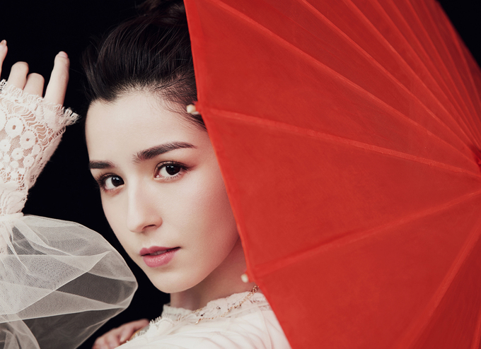 Tiên nữ Tân Cương tạo dáng với ô, quạt nan