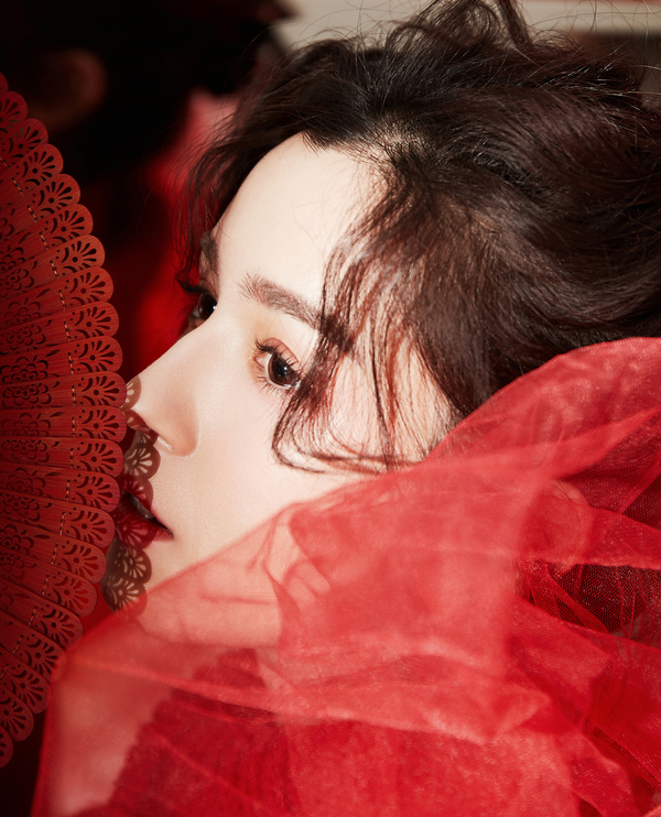 Tiên nữ Tân Cương tạo dáng với ô, quạt nan