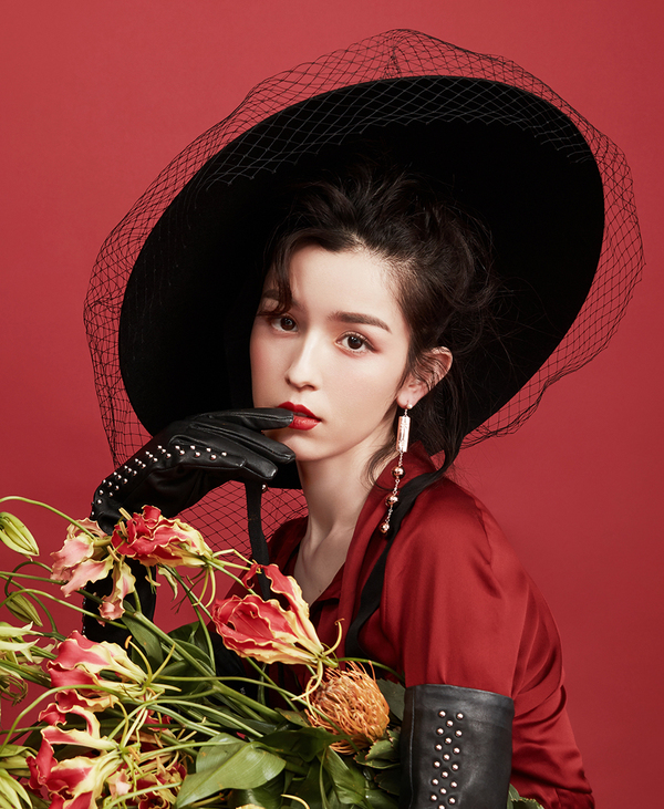 Tiên nữ Tân Cương tạo dáng với ô, quạt nan