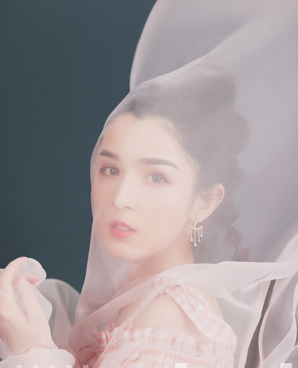 Tiên nữ Tân Cương tạo dáng với ô, quạt nan