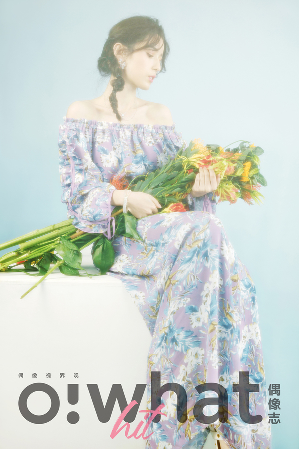 Tiên nữ Tân Cương tạo dáng với ô, quạt nan