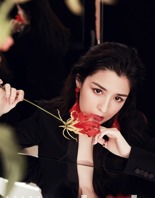 Tiên nữ Tân Cương tạo dáng với ô, quạt nan