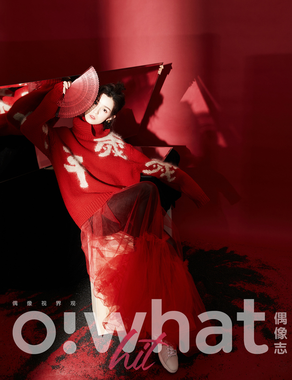 Tiên nữ Tân Cương tạo dáng với ô, quạt nan