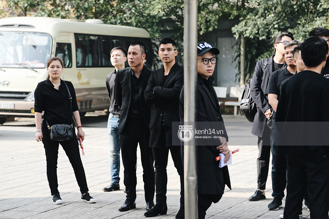 Tóc Tiên quấn khăn tang, đứng cùng gia đình tại tang lễ của mẹ Hoàng Touliver