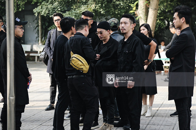 Tóc Tiên quấn khăn tang, đứng cùng gia đình tại tang lễ của mẹ Hoàng Touliver