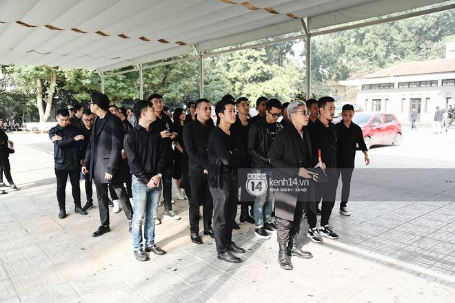 Tóc Tiên quấn khăn tang, đứng cùng gia đình tại tang lễ của mẹ Hoàng Touliver