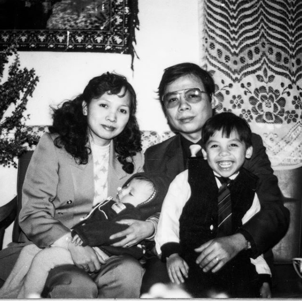 Tóc Tiên quấn khăn tang, đứng cùng gia đình tại tang lễ của mẹ Hoàng Touliver