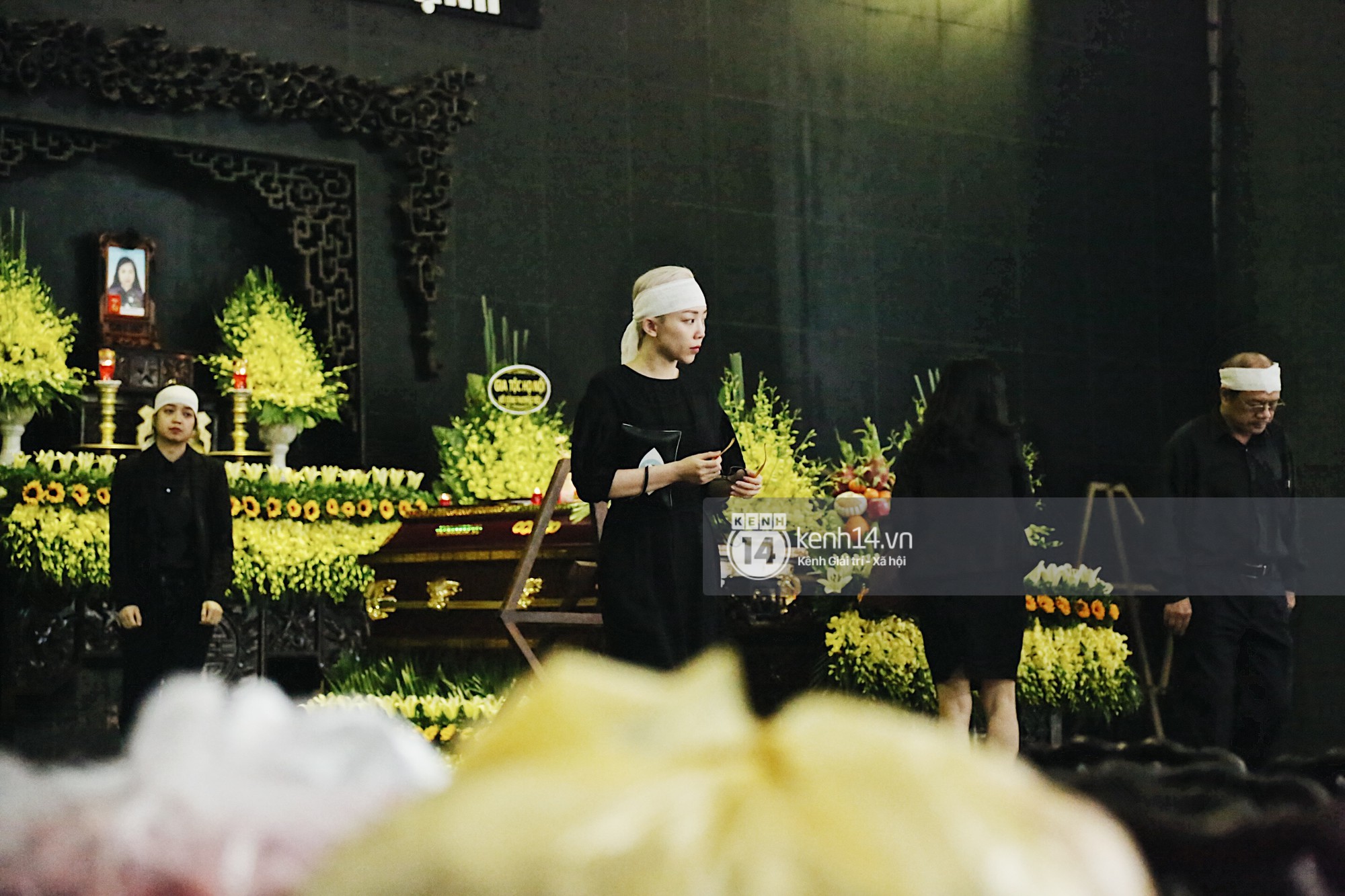 Tóc Tiên quấn khăn tang, đứng cùng gia đình tại tang lễ của mẹ Hoàng Touliver