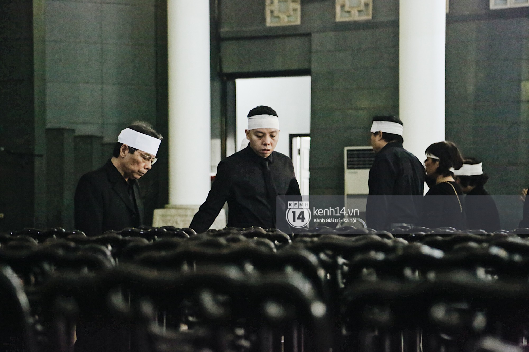 Tóc Tiên quấn khăn tang, đứng cùng gia đình tại tang lễ của mẹ Hoàng Touliver