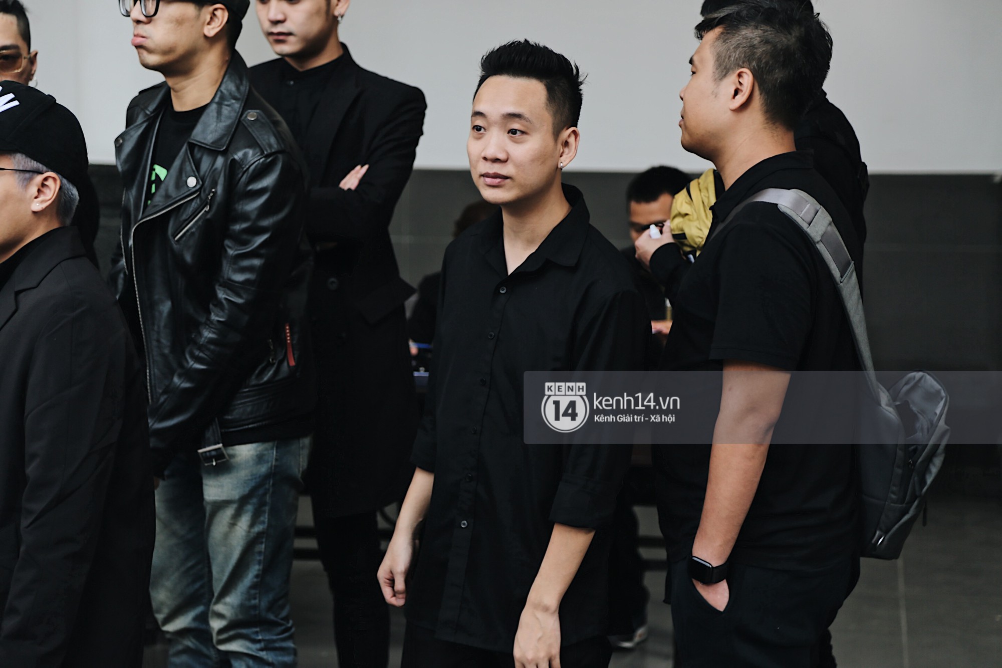 Tóc Tiên quấn khăn tang, đứng cùng gia đình tại tang lễ của mẹ Hoàng Touliver