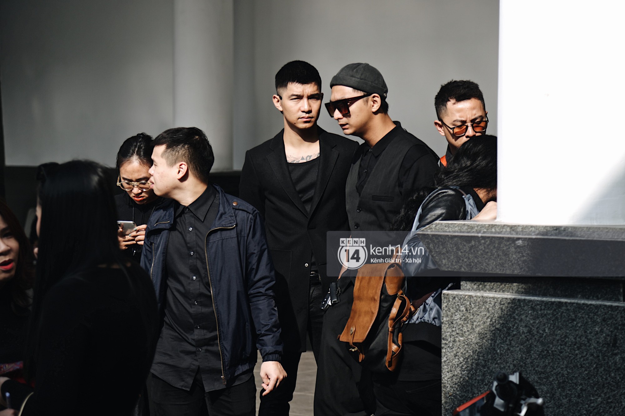 Tóc Tiên quấn khăn tang, đứng cùng gia đình tại tang lễ của mẹ Hoàng Touliver