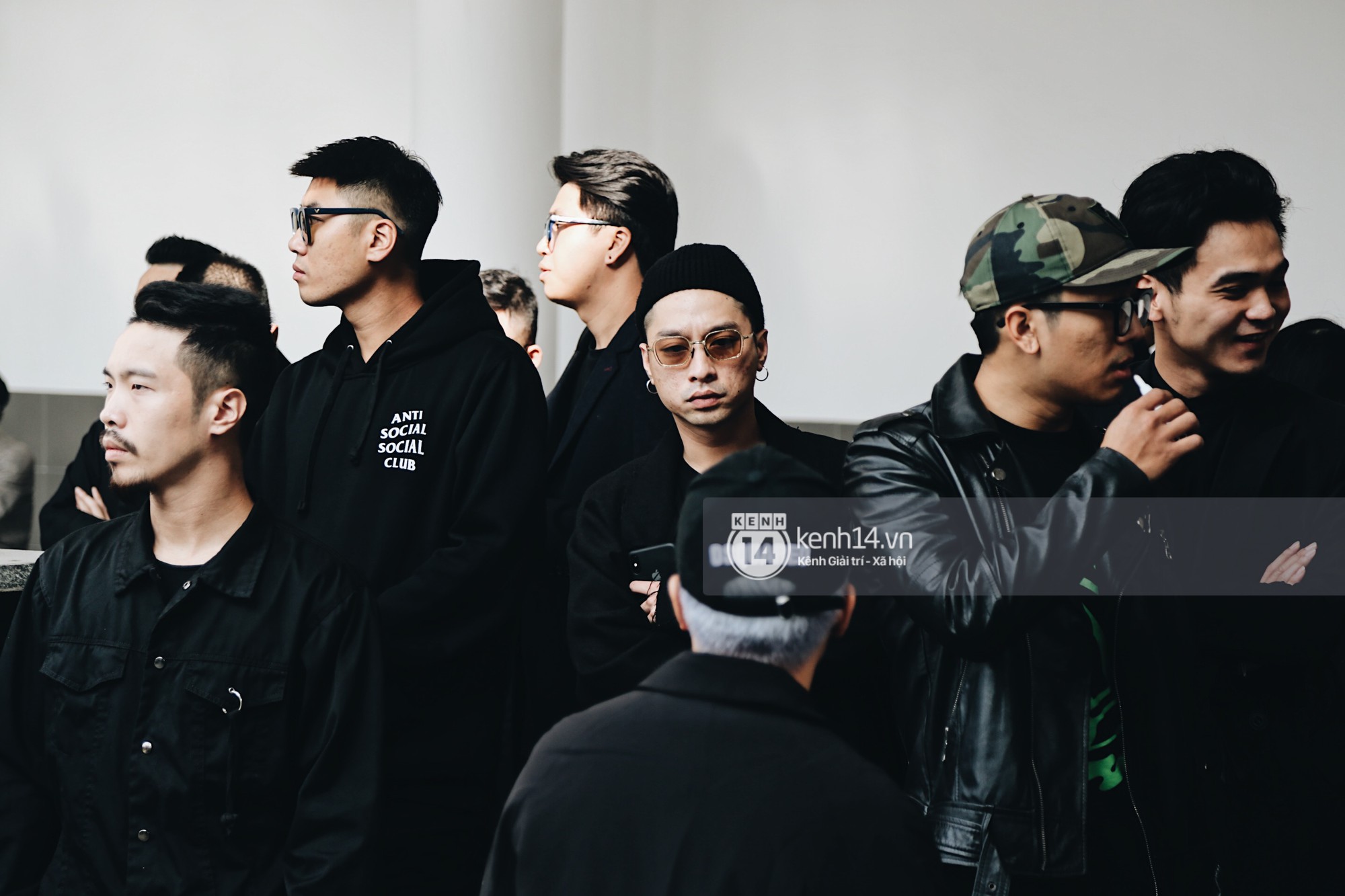 Tóc Tiên quấn khăn tang, đứng cùng gia đình tại tang lễ của mẹ Hoàng Touliver