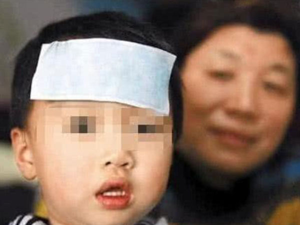 Đôi giày đắt tiền giúp cậu bé 3 tuổi thoát khỏi kẻ buôn người