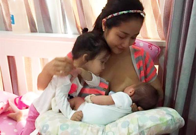 12 mỹ nhân vòng 1 ngoại cỡ vén áo cho con bú đẹp đến nghẹt thở