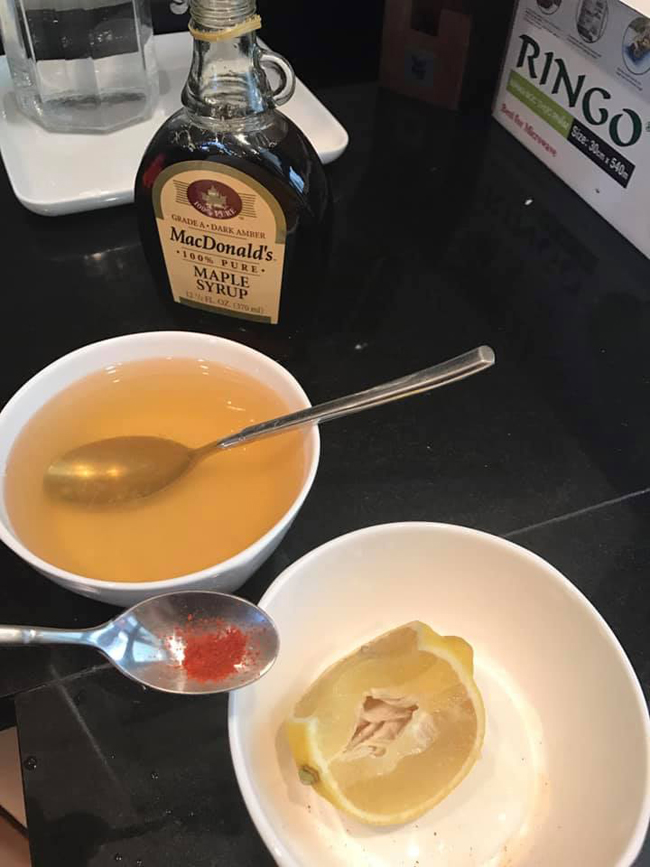 Thu Minh uống nước chanh pha ớt bột để giảm cân